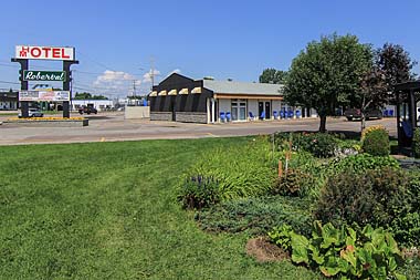 View of Motel Roberval entrance
