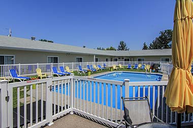 Pool at Motel Roberval